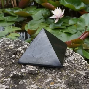 10x10 cm sungit piramis