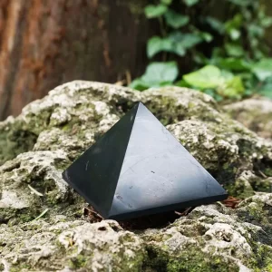 3x3 cm sungit piramis