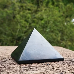 4x4 cm sungit piramis