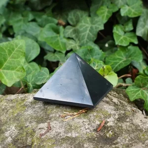 8x8 cm sungit piramis